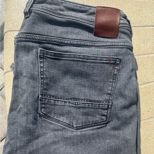 Men’s Tommy Bahama black stonewashed jeans. Size 38x32. No rips, tears or wear.